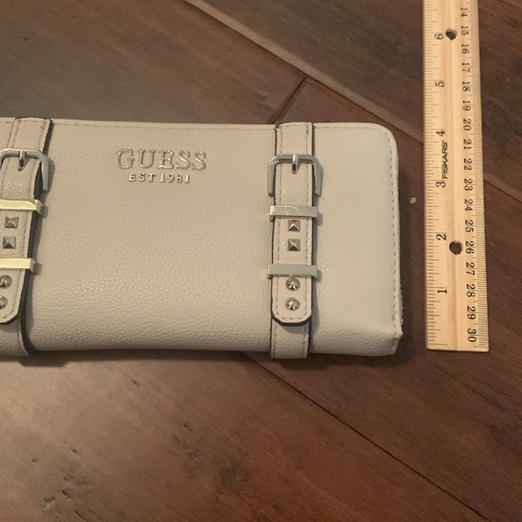 Guess cream wallet barely used - Picture 3 of 7